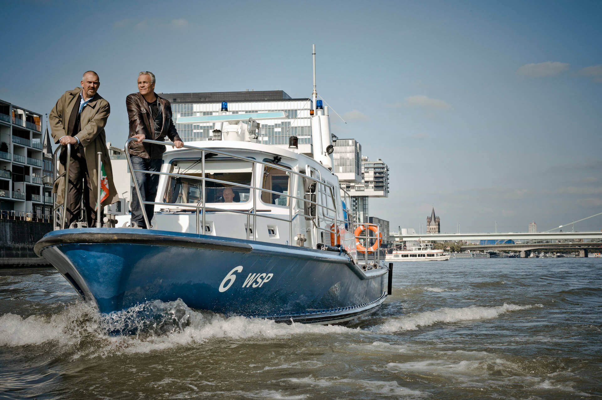 Zwei Männer auf einem Boot auf dem Rhein Szene aus Tatort